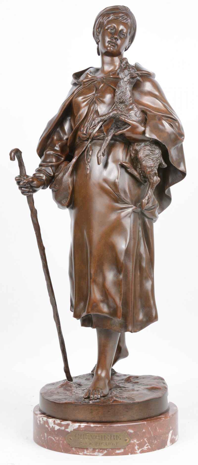 “Chevrière”. Een beeld van bruingepatineerd brons op rood marmeren sokkel. Gesigneerd.
