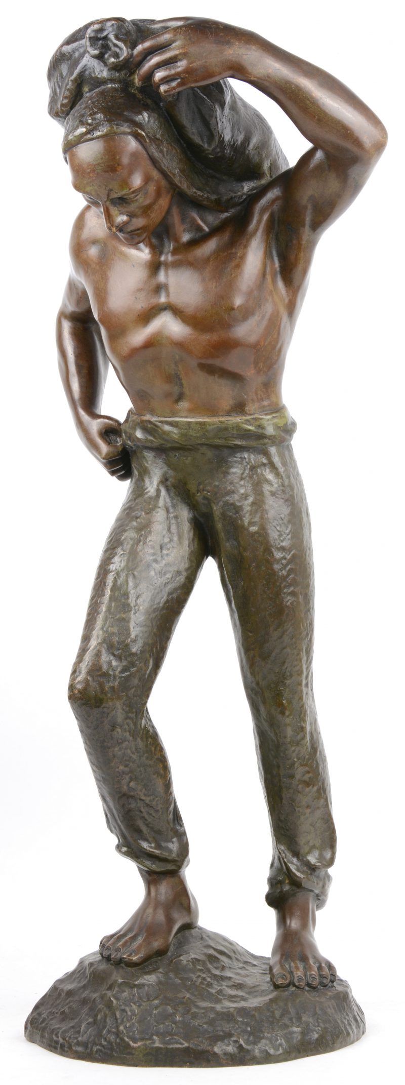 “De buildrager”. Een beeld van bruingepatineerd brons naar een werk van Sylvain Norga.