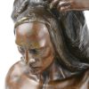 “De buildrager”. Een beeld van bruingepatineerd brons naar een werk van Sylvain Norga.