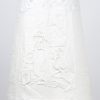 Een schemerlampje met messingen voet en met kapje van monochroom wit porselein, versierd met taferelen in reliëf.