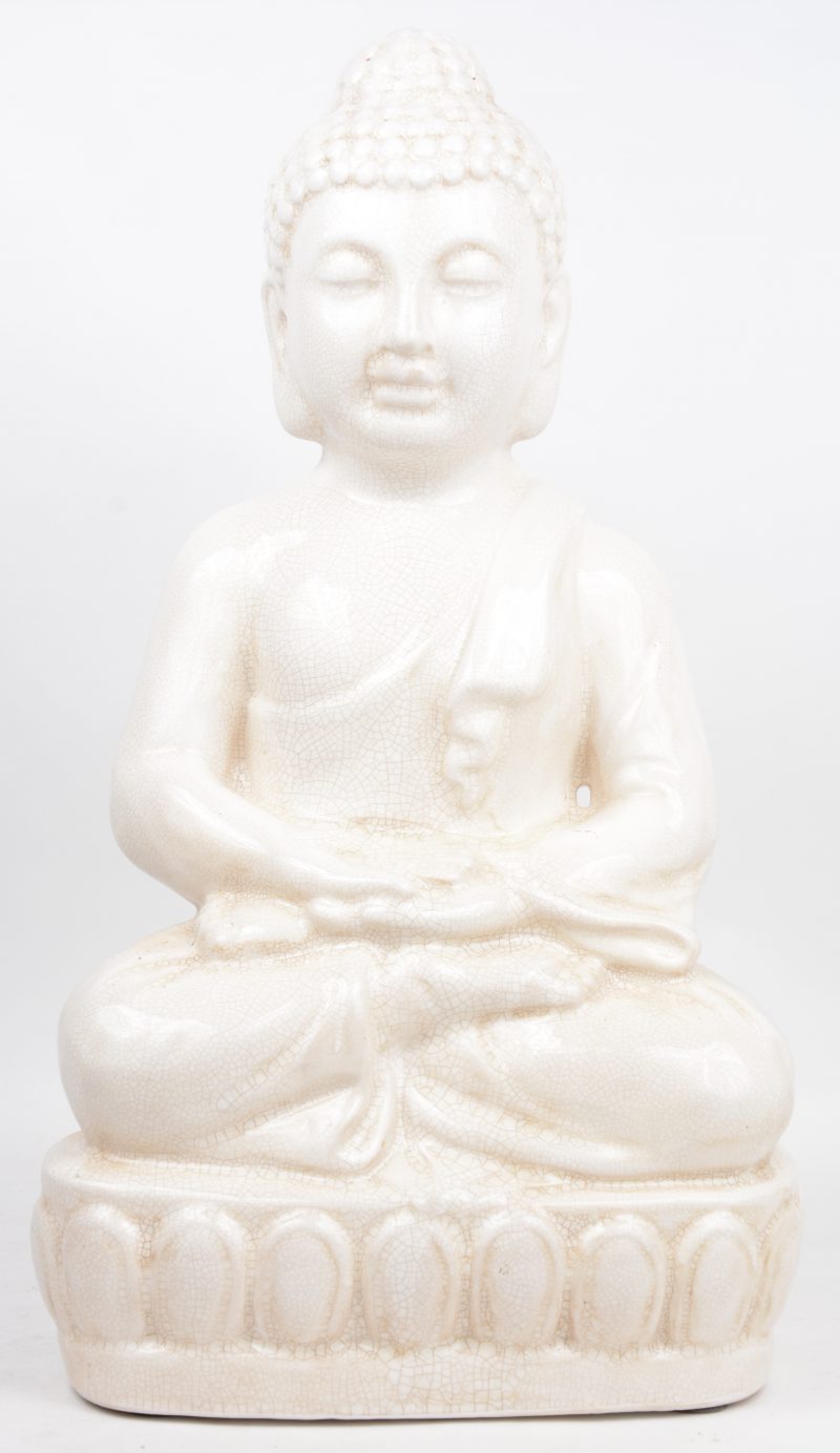 Een zittende Boeddha van wit crackleware.