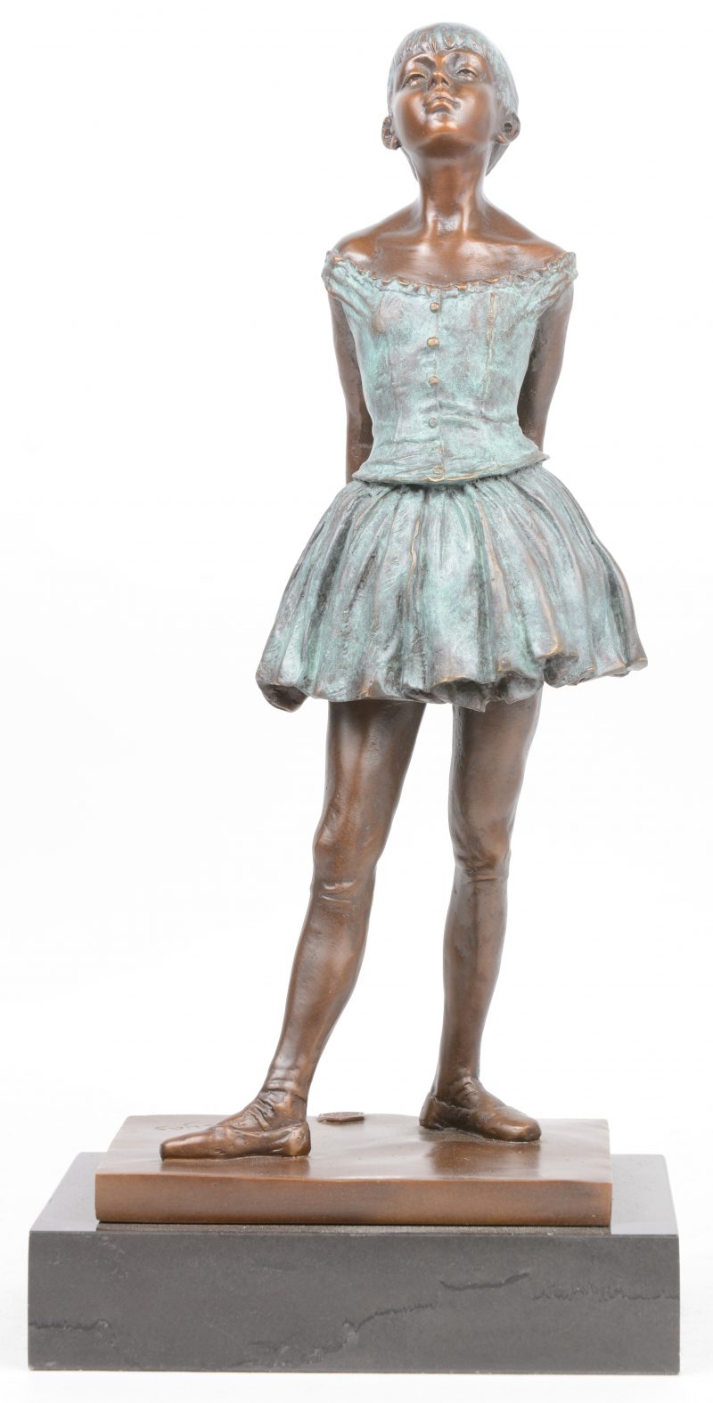 “Jonge ballerina”. Een bronzen beeld met tweekleurig patina naar een werk van Edgar degas. Op arduinen sokkel.