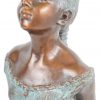 “Jonge ballerina”. Een bronzen beeld met tweekleurig patina naar een werk van Edgar degas. Op arduinen sokkel.