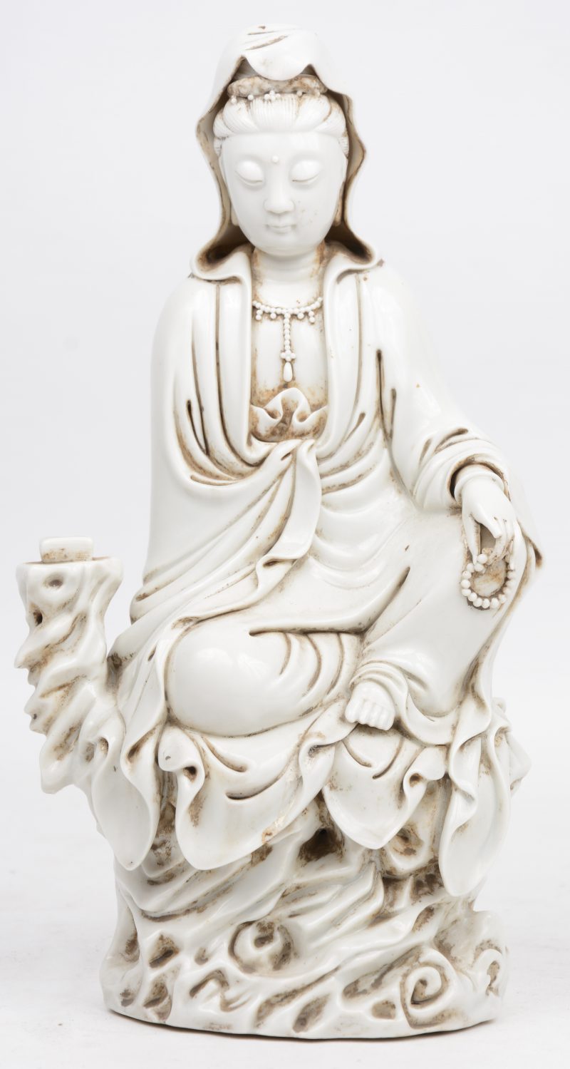 Een Guan Yin van monochroom wit porselein in de geest van het Blanc-de-Chine.