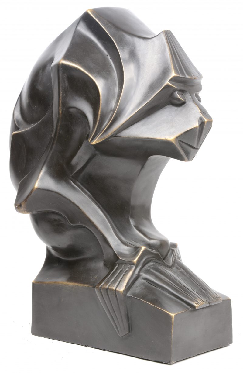 Een bronzen baviaan in modernistische stijl.