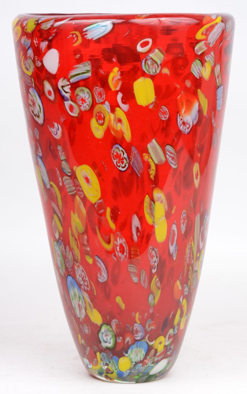 Een vaas van meerkleurig Muranoglas met een millefioridecor.