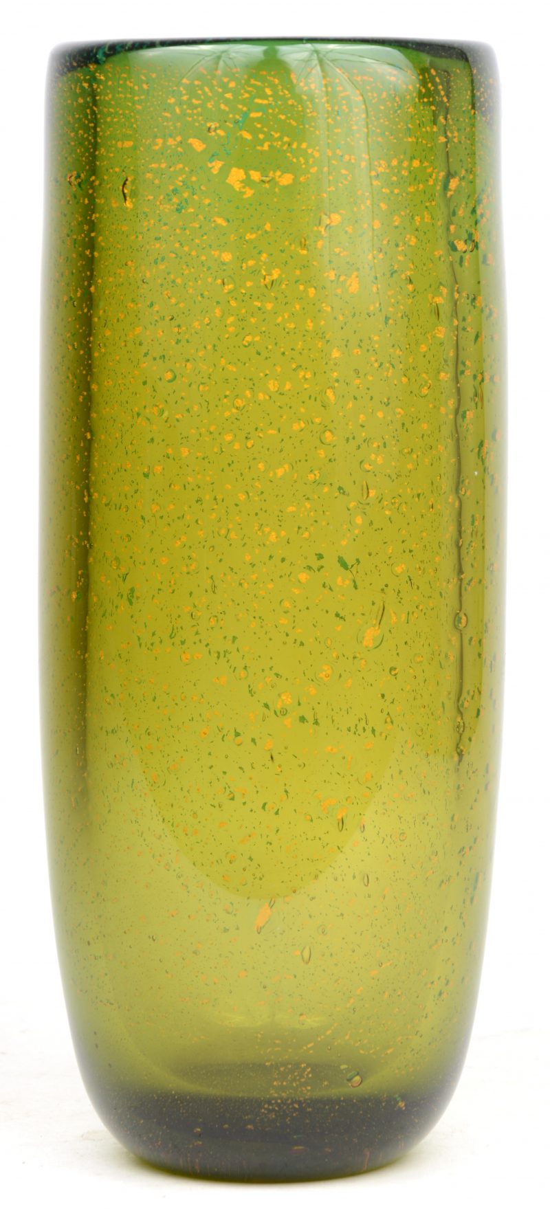 Een vaas van olijfgroen Muranoglas, versierd met inclusies van bladgoud.