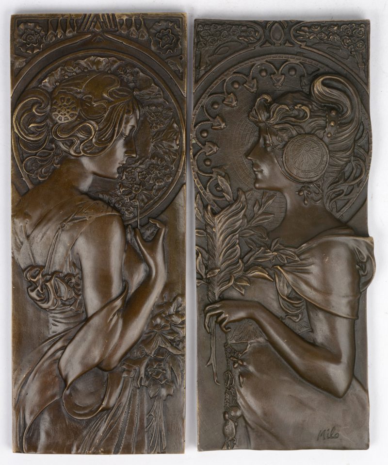 Een paar bronzen plaquettes met art nouveau-voorstelling naar voorbeeld van Alphonse Mucha.