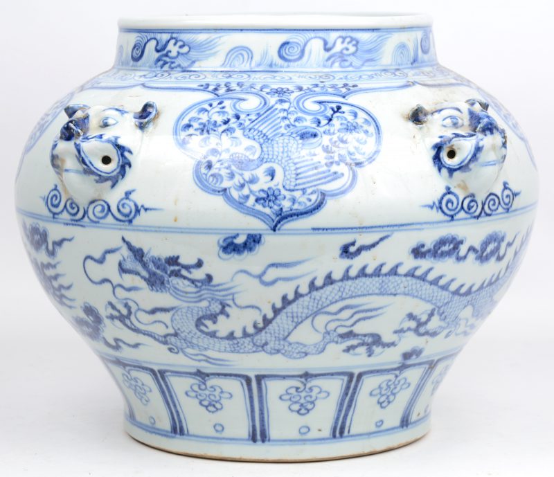 Een vaas van blauw en wit Chinees porselein met een decor van draken, vogels en leeuwenkoppen.