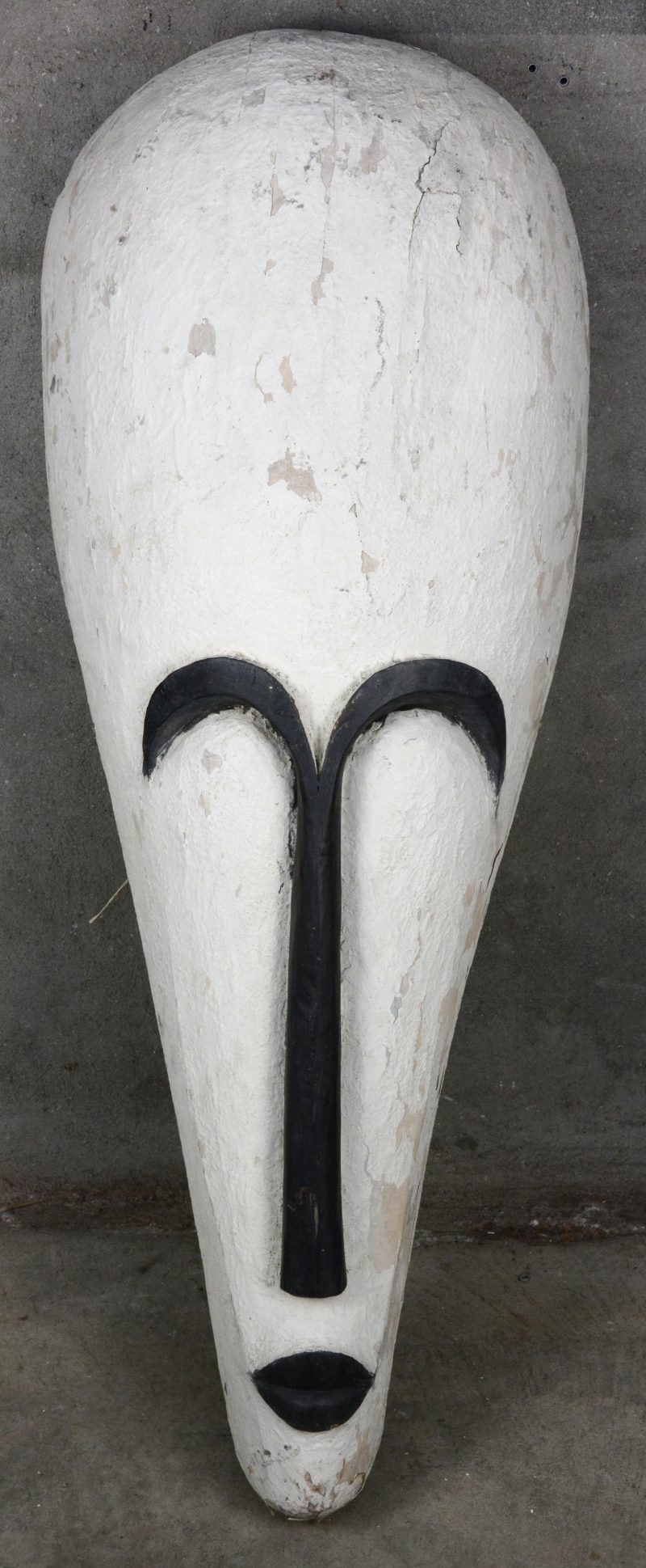 Een langgerekt Afrikaans houten masker.