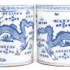 EEn paar cilindervazen van Chinees porselein met een blauw op wit decor van draken.