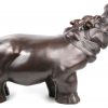 Een bronzen nijlpaard.