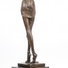 “Danseres”. Een bronzen beeld op sokkel van meersoortig marmer. Naar een werk van Chiparus.