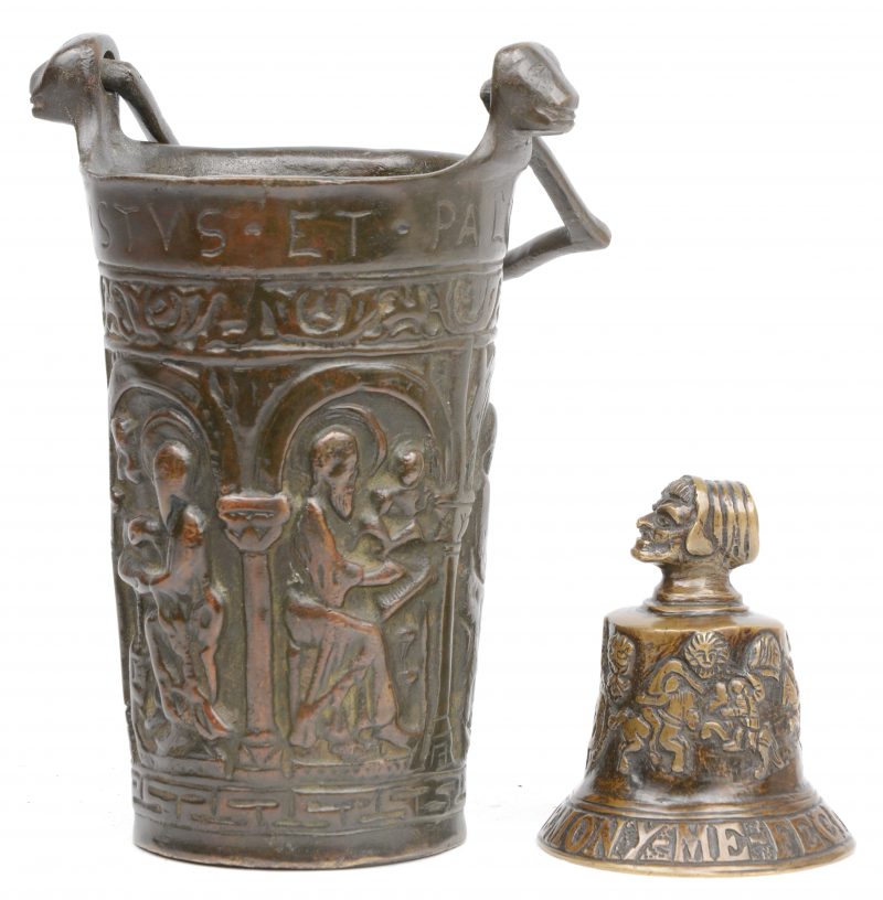 Een bronzen emmertje naar XVIe eeuws voorbeeld en een bronzen bel naar de XVIIe eeuw.