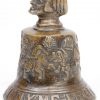 Een bronzen emmertje naar XVIe eeuws voorbeeld en een bronzen bel naar de XVIIe eeuw.