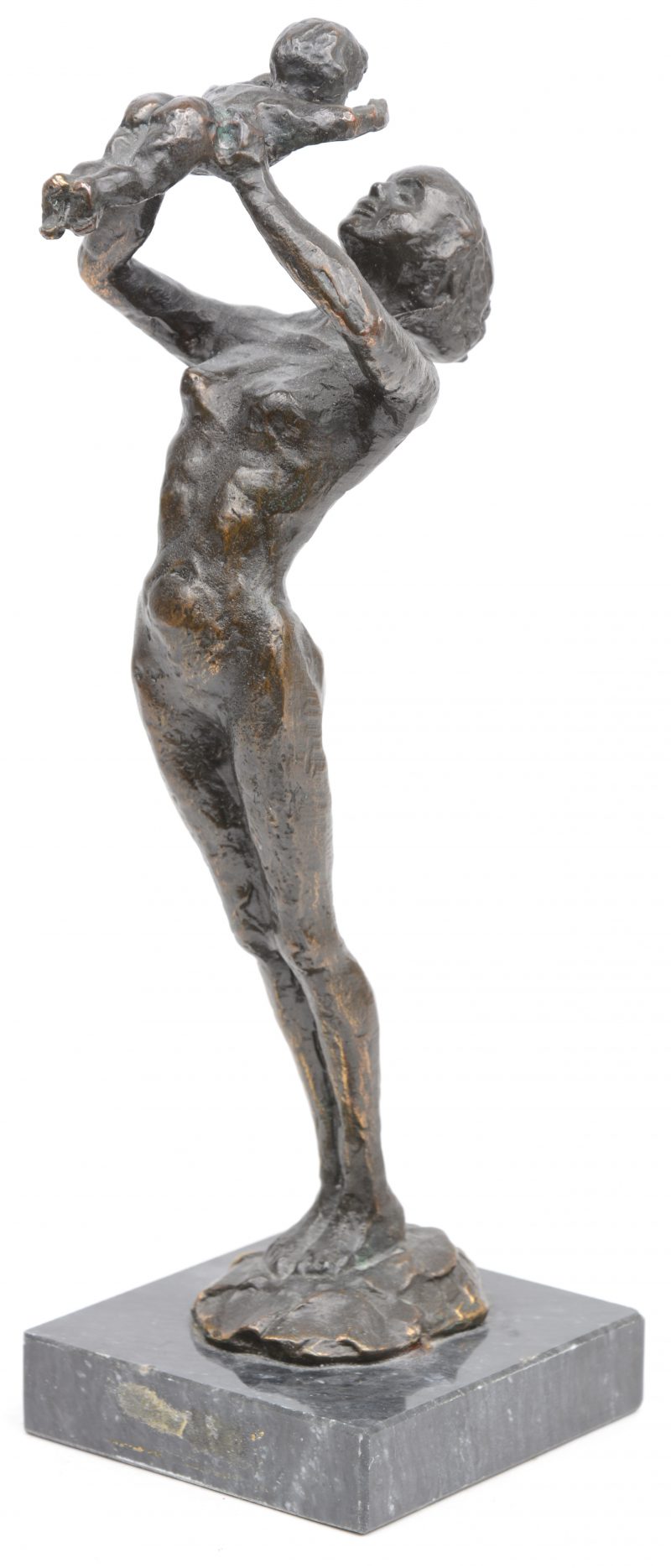 “Moeder en kind”. Een bronzen beeldje op marmeren sokkel.