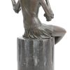 “Dame met handspiegel”. Een bronzen beeld op marmeren zuil. Naar voorbeeld van Preiss.