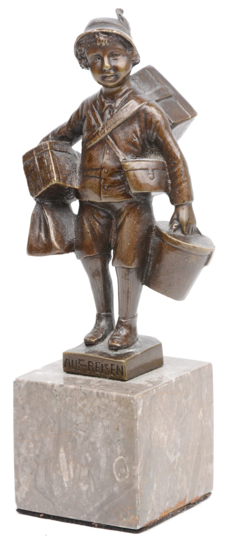 “Auf Reisen”. Een bronzen beeldje op marmeren sokkel. Achteraan gesigneerd ‘Beck’.