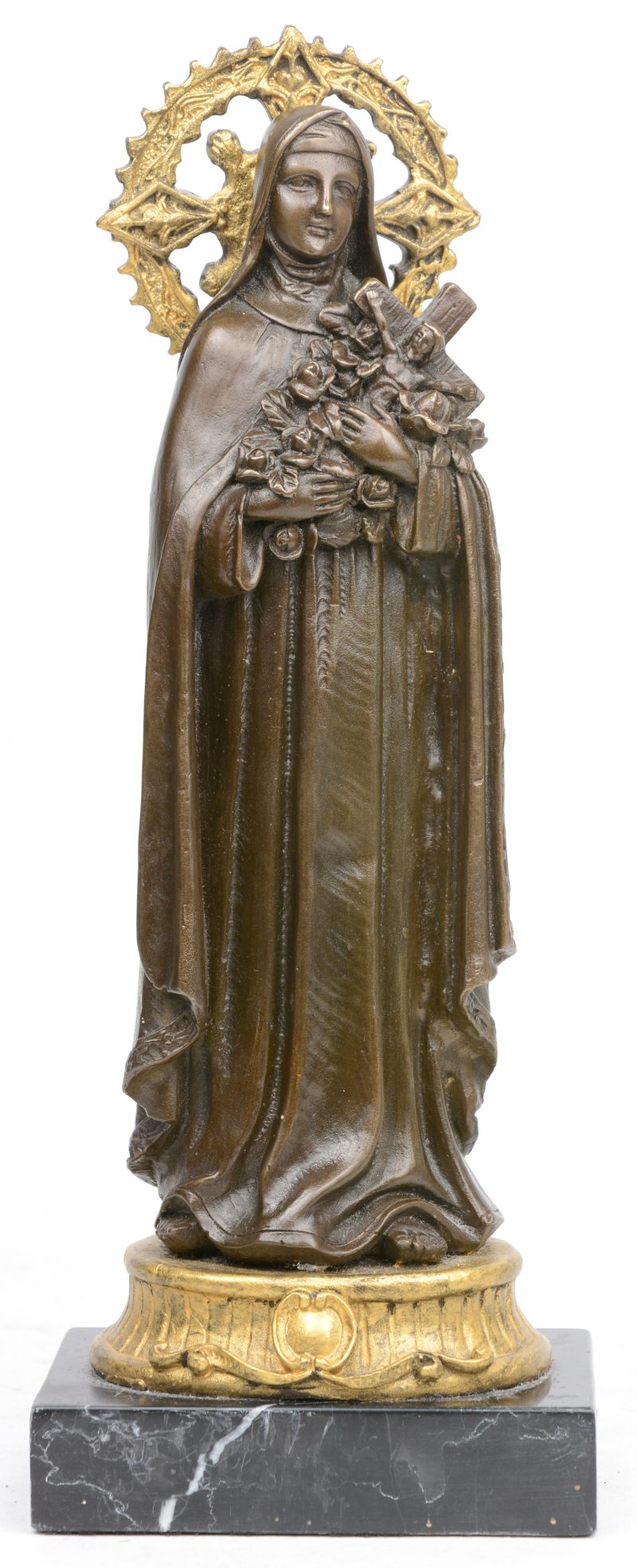 Een bronzen Madonna op marmeren sokkel.