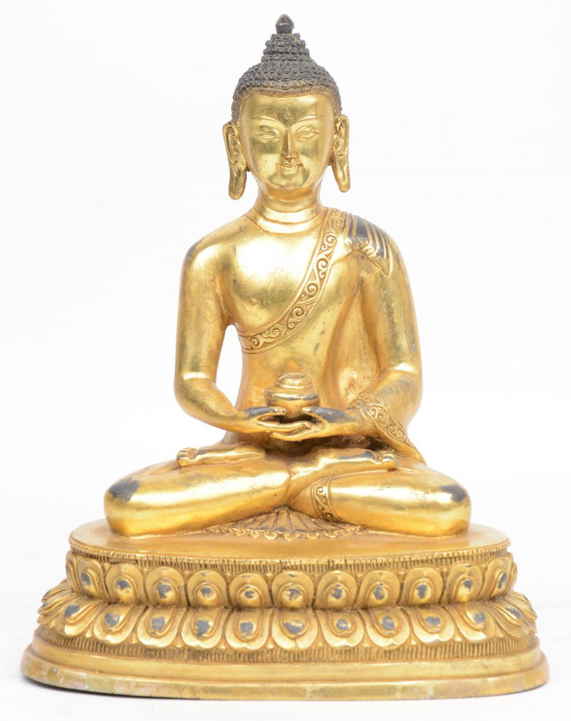 Een verguld bronzen Boeddha.