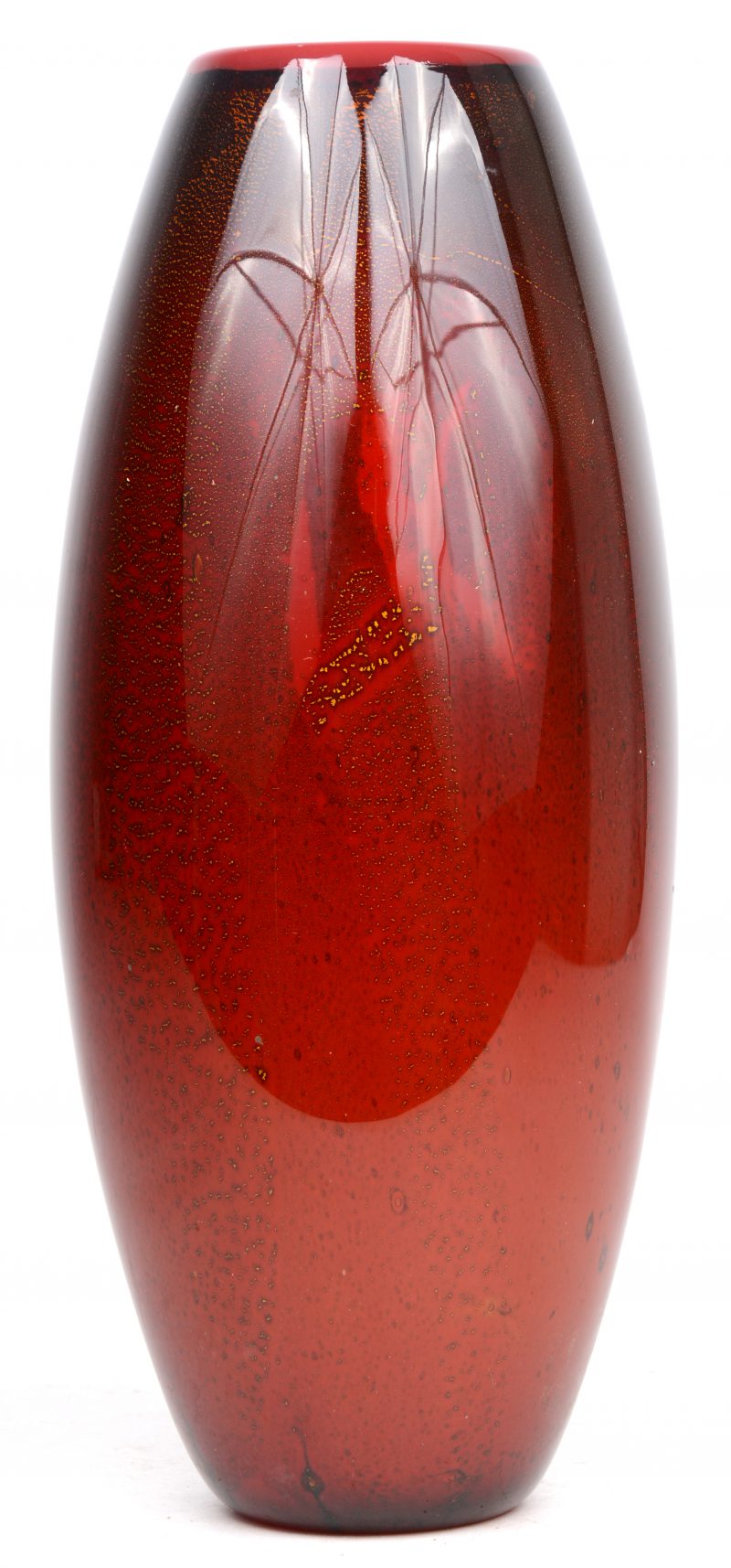Een vaas van rood Muranoglas