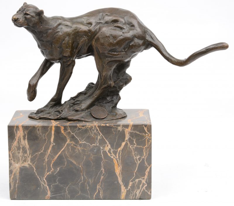 “Jachtluipaard”. Een bronzen beeld op marmeren sokkel. Naar Milo. met bronsstempel.