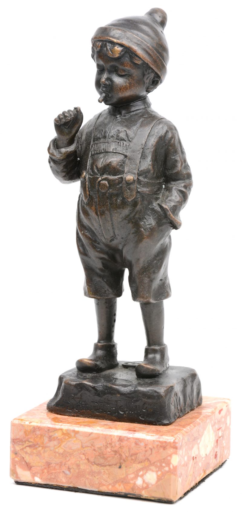 “Rokende jongen”. Een bronzen beeldje naar een werk van Schmidt - Felling. Op marmeren sokkel. Met bronsgarantiestempel.