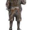 “Rokende jongen”. Een bronzen beeldje naar een werk van Schmidt - Felling. Op marmeren sokkel. Met bronsgarantiestempel.
