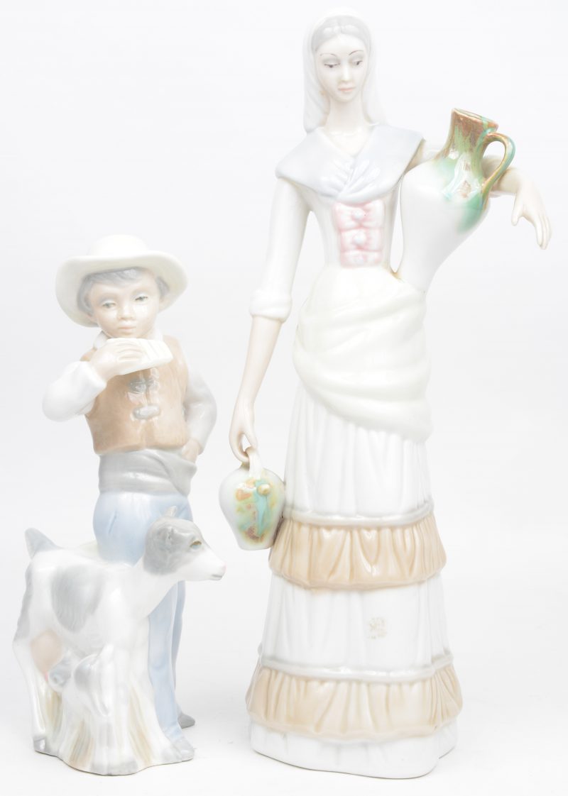“Waterdraagster” & “Herdertje met panfluit”. Twee beeldjes van Spaans porselein. Niet gemerkt.