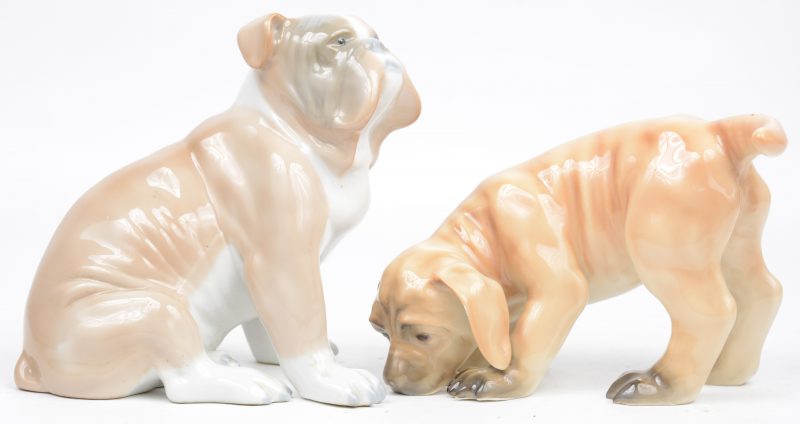 Twee hondjes van meerkleurig porselein, waarbij de puppy gemerkt van Rörstrand, Zweden.