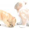 Twee hondjes van meerkleurig porselein, waarbij de puppy gemerkt van Rörstrand, Zweden.