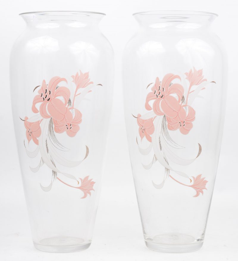 Een paar glazen vazen met decor van lelies.