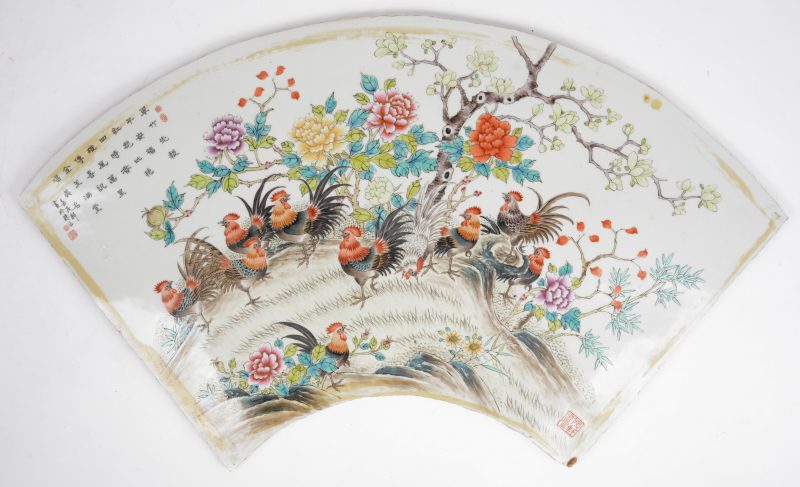 Een grote waaiervormige plaquette van Chinees porselein met een meerkleurig famille-rosedecor van kippen bij bloeiende struiken. Met stempel.