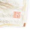 Een grote waaiervormige plaquette van Chinees porselein met een meerkleurig famille-rosedecor van kippen bij bloeiende struiken. Met stempel.