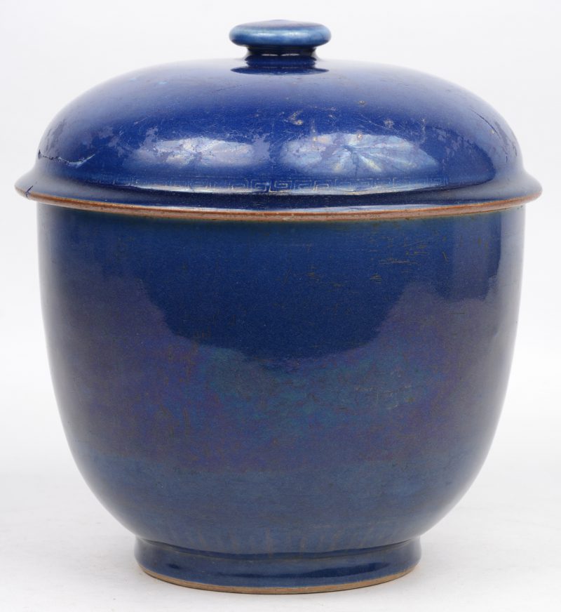 Een Chinese dekselpot van powder-blue porselein. Tijdperk Qinglong. Deksel gerestaureerd.