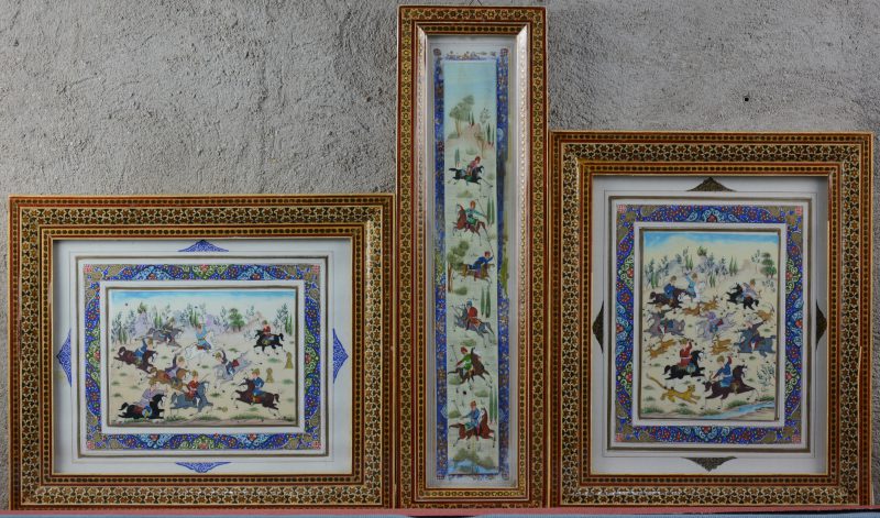 Drie Perzische tekeningen op kunststof in ingelegde kadertjes.