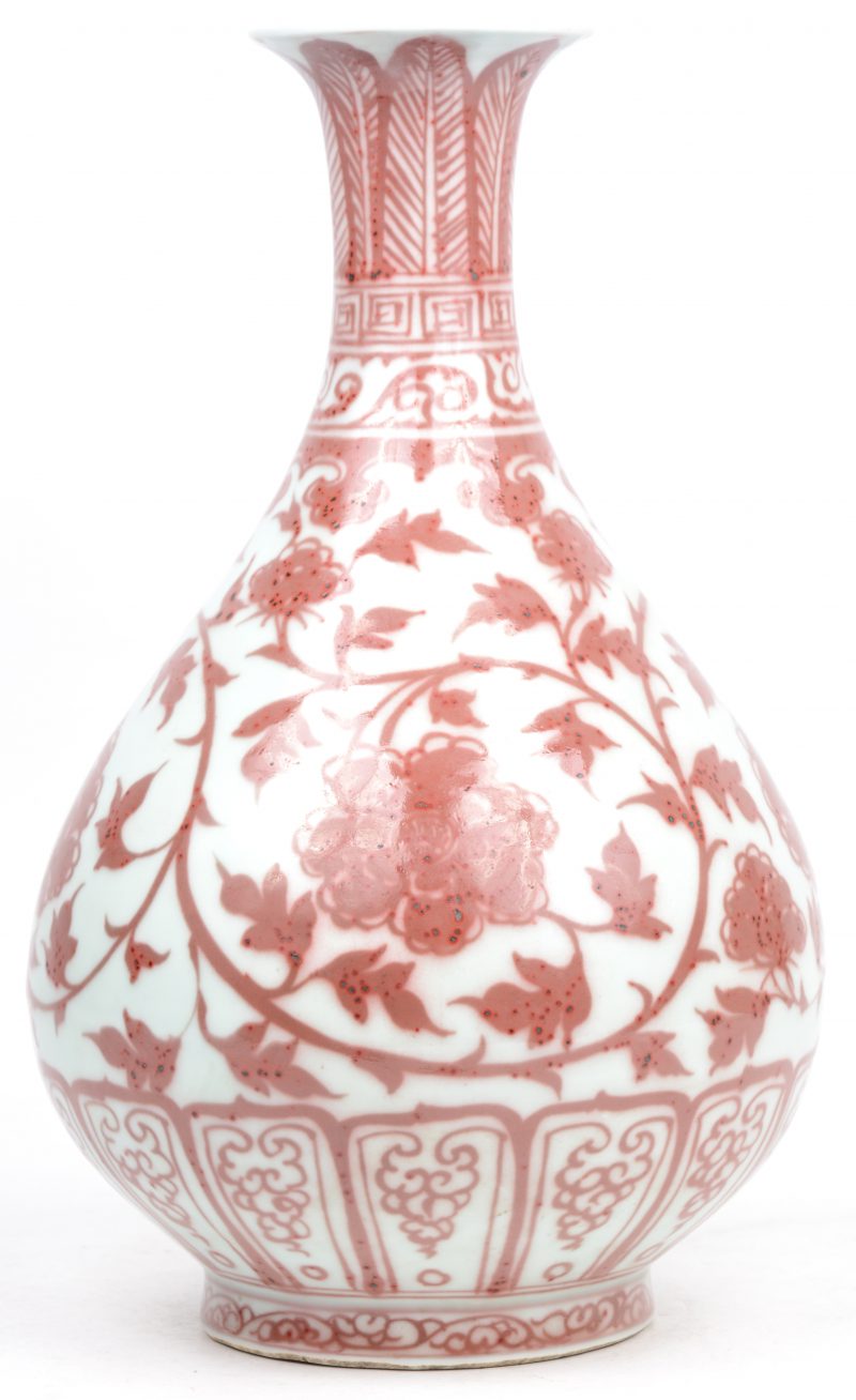 Een porseleinen vaas met koperood floraal decor. Naar XIVe eeuws voorbeeld.