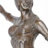 “Danseres”. Een bronzen beeld op arduinen sokkel naar een werk van David Williams-Ellis.