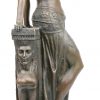 Een bronzen beeld van een dame in Egyptisch geinspireerde klederdracht in art decostijl. Gemerkt.
