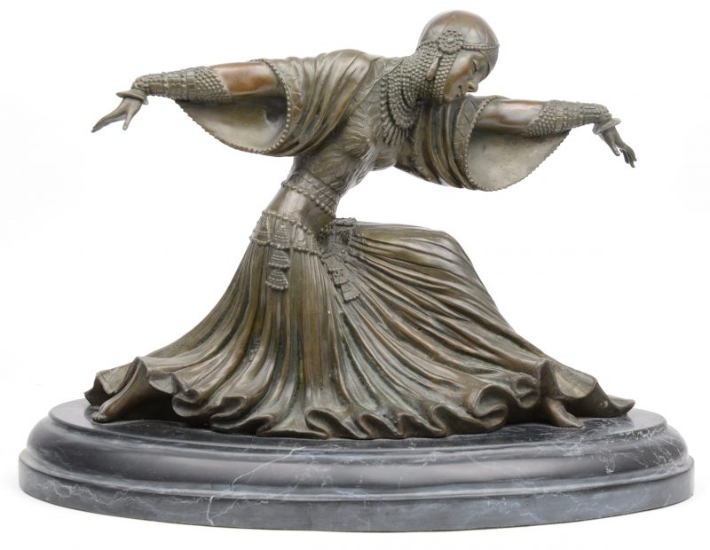 “Danseres”. Een bronzen beeld op marmeren sokkel naar een beeld van Chiparus.