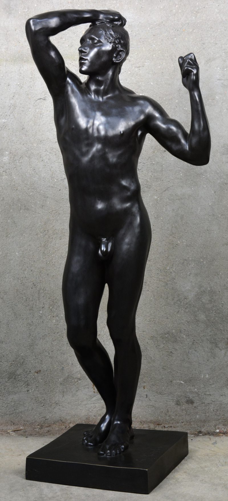 “De Bronstijd”. Een beeld van donkergepatineerd brons naar voorbeeld van Auguste Rodin.