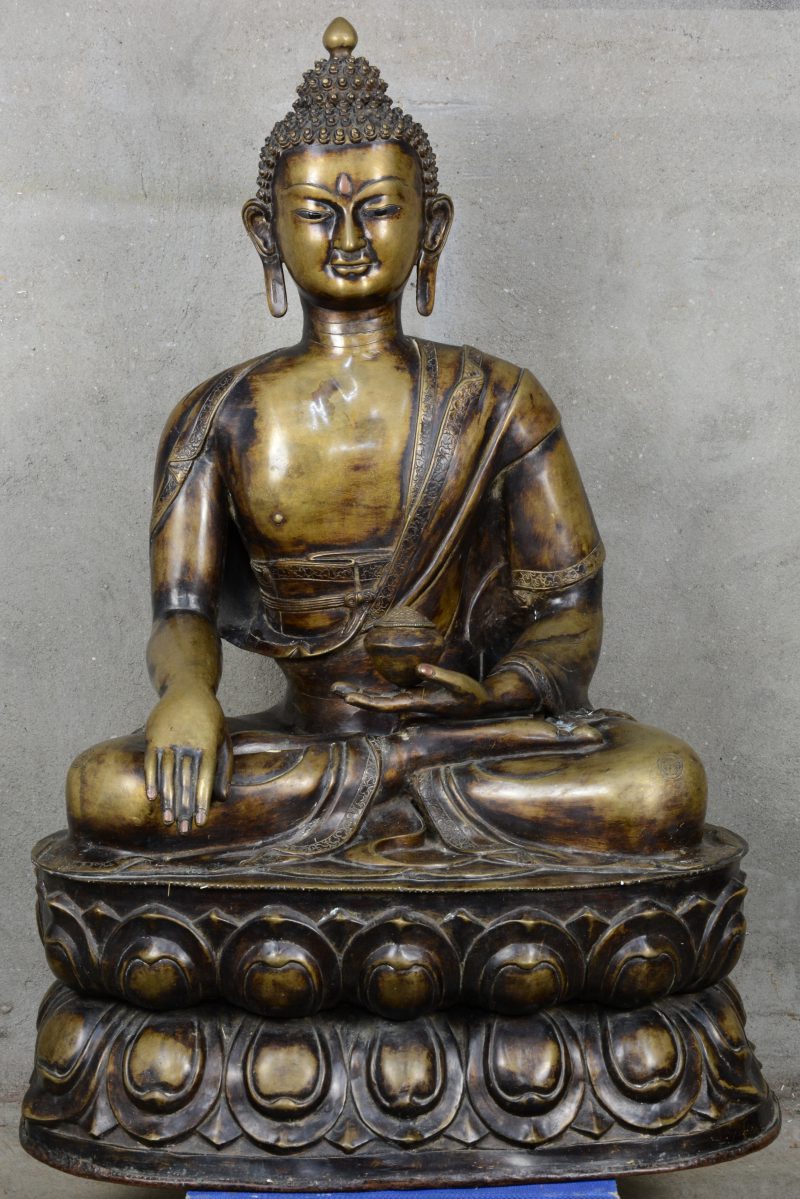 Een zittende Chinese boeddha van brons. Begin XXe eeuw.