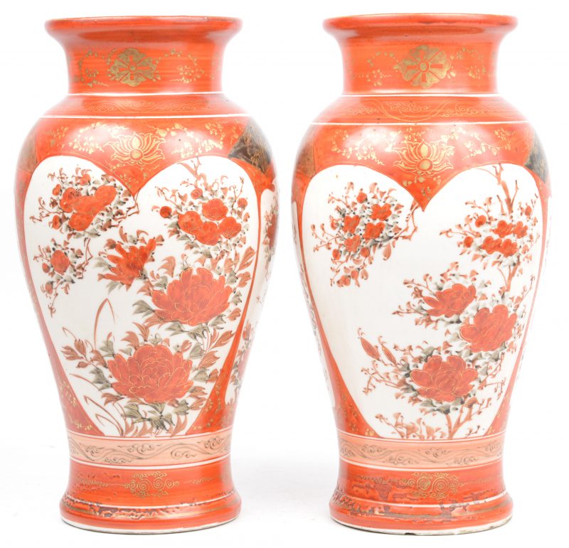 Een paar vazen van Japans porselein met meerkleurig decor van bloesems. Onderaan gemerkt. Eén met schilfer aan de basis.