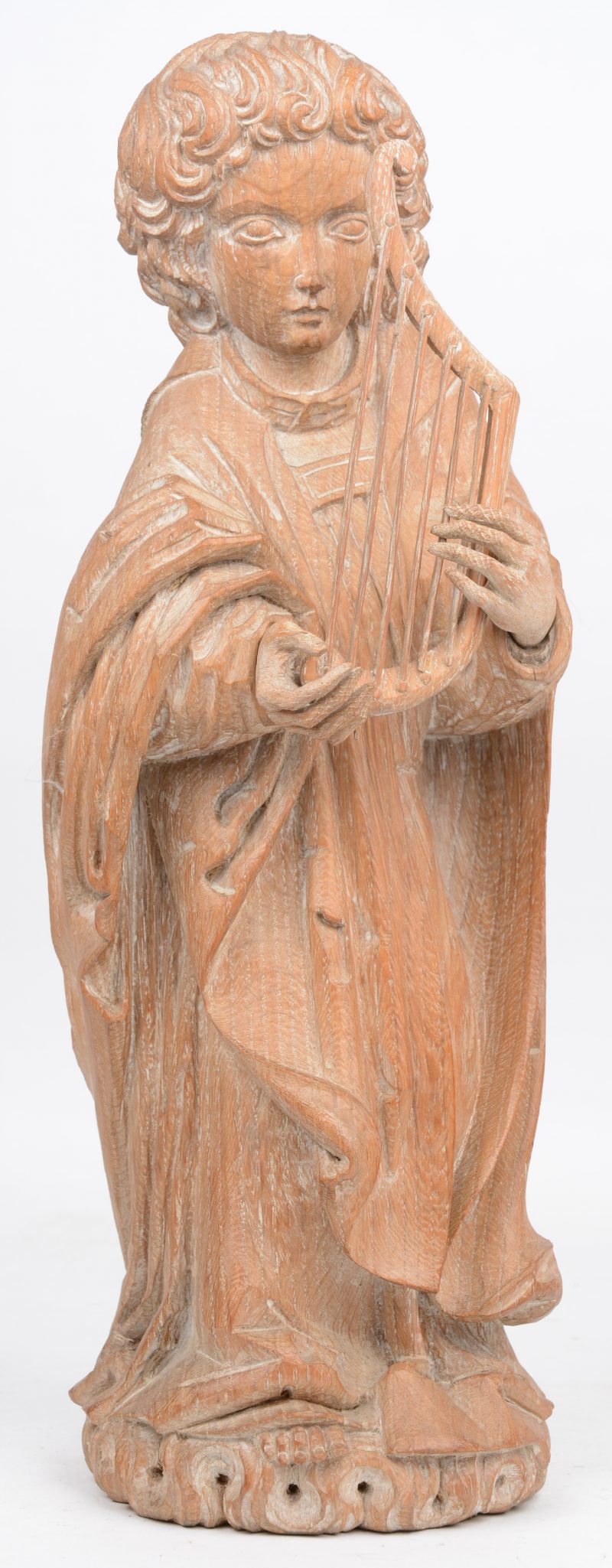 “Personage met harp”. Een houten beeldhouwwerk.