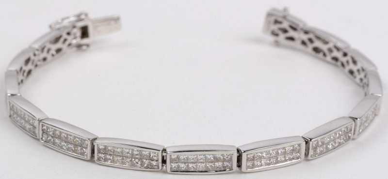 Een 18 karaats wit gouden armband bezet met diamant princessen met een gezamenlijk gewicht van +- 5,32 ct.
