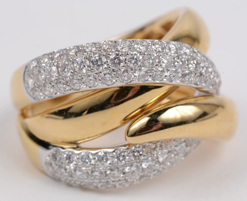 Een 18 karaats geel gouden ring bezet met briljanten met een gezamenlijk gewicht van +- 1,47 ct.