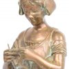 “Hakende jonge vrouw”. Een bronzen beeld. Met Parijse bronsgarantie stempel.