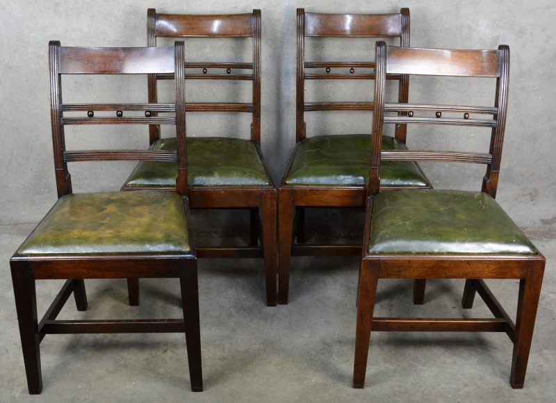 Een reeks van vier Engelse stoelen.