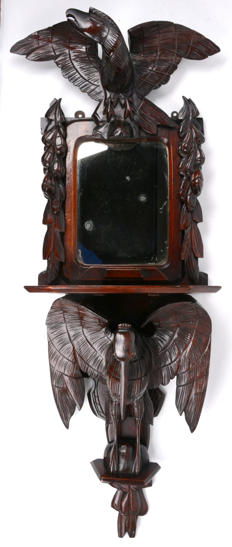 Een gebeeldhouwd houten hallspiegel, versierd met vogels. In de stijl van het Zwarte Woud. Eén vogel gerestaureerd.