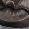 “Viola”. Een bronzen beeld naar een werk van Flora. Op grijs marmeren sokkel